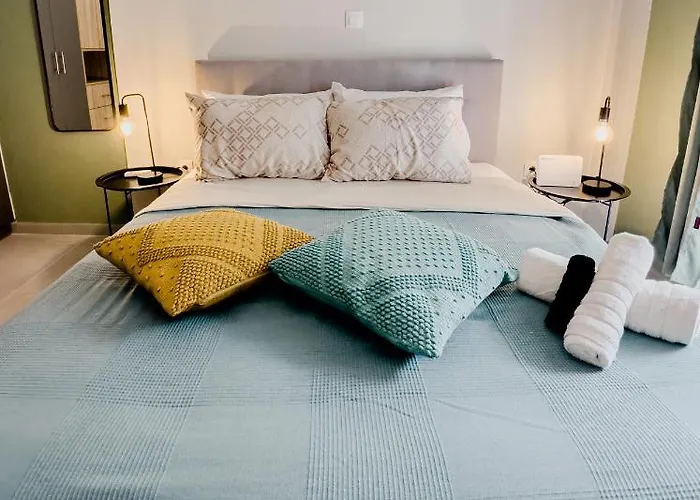 Metro Chic Haven: Modernized Urban Studio Near The Tram
