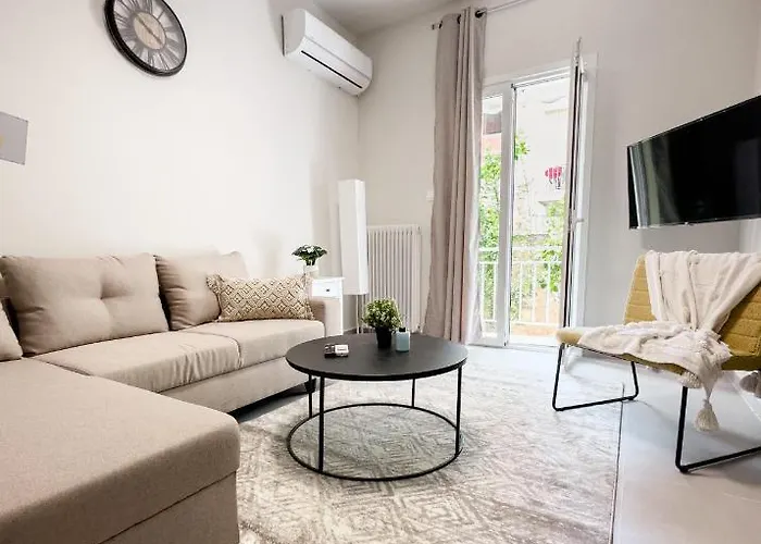 Metro Chic Haven: Modernized Urban Studio Near The Tram