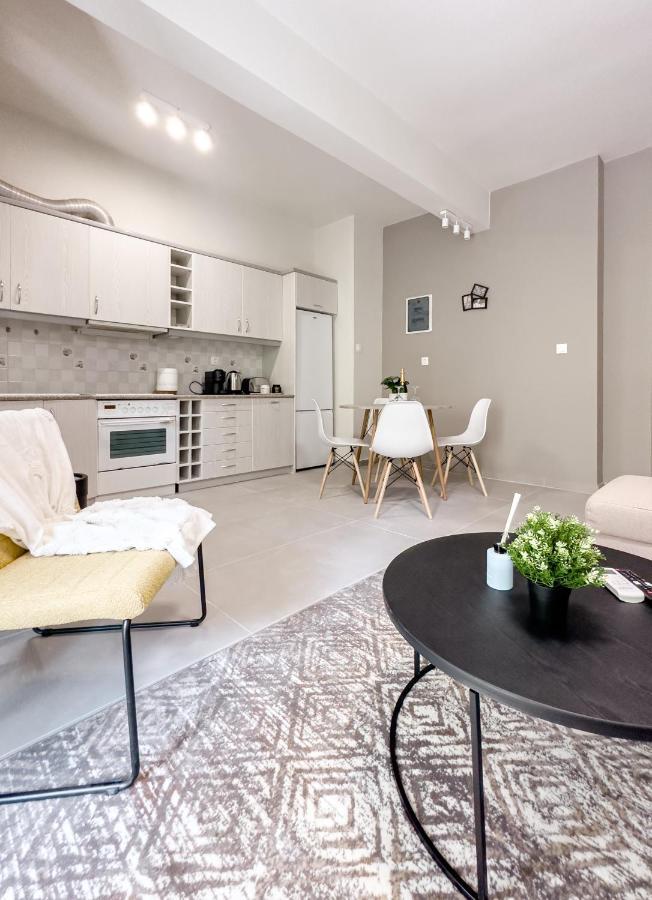 Metro Chic Haven: Modernized Urban Near The Tram Apartmán Atény