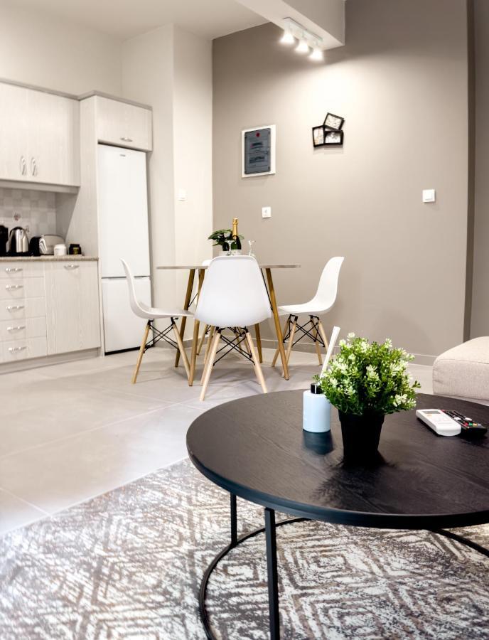 Metro Chic Haven: Modernized Urban Near The Tram Atény