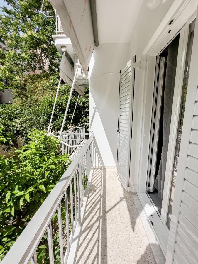 Metro Chic Haven: Modernized Urban Near The Tram Apartment