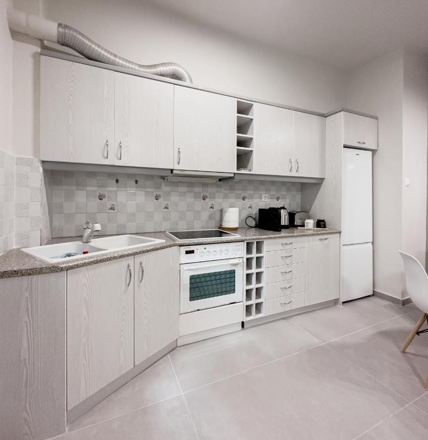 Metro Chic Haven: Modernized Urban Near The Tram Apartment