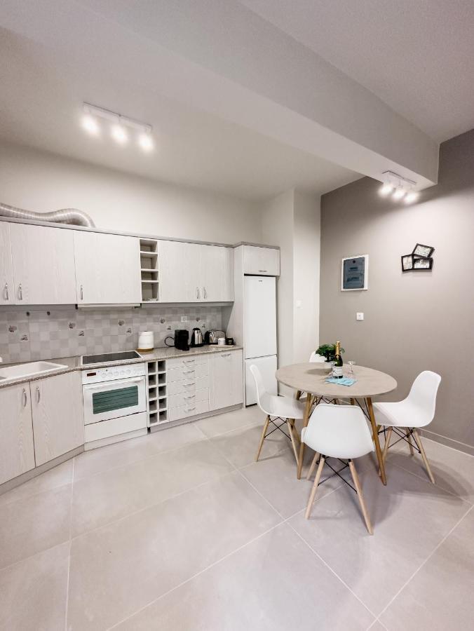 Metro Chic Haven: Modernized Urban Near The Tram Athen
