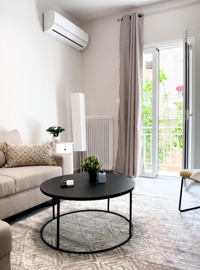 Metro Chic Haven: Modernized Urban Near The Tram Athen