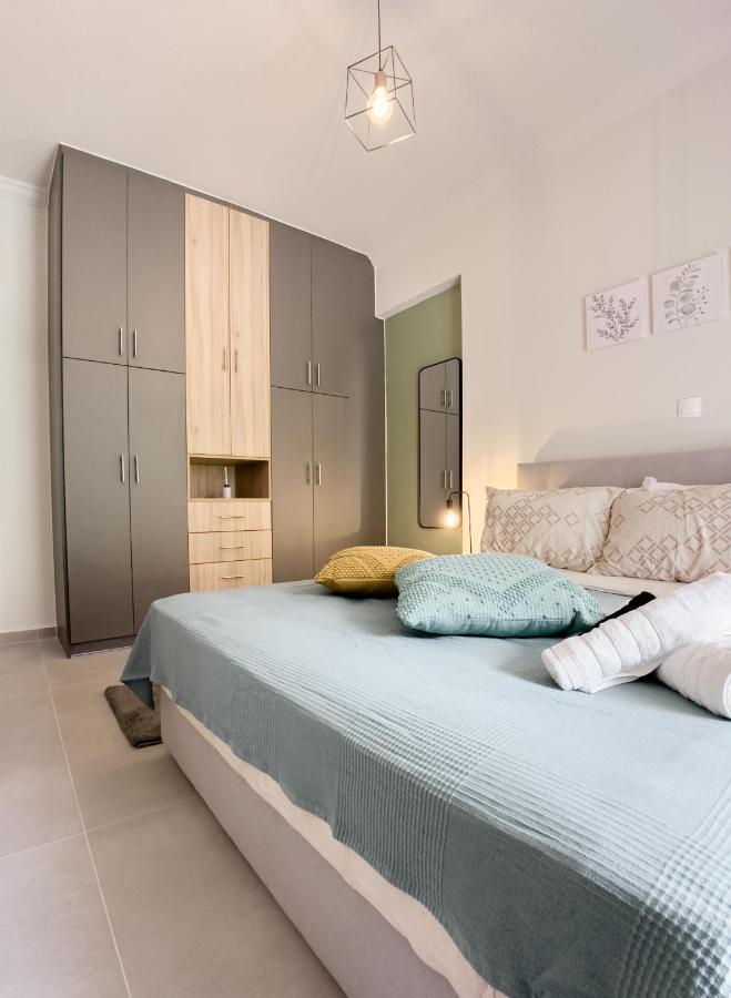 Metro Chic Haven: Modernized Urban Near The Tram Athen