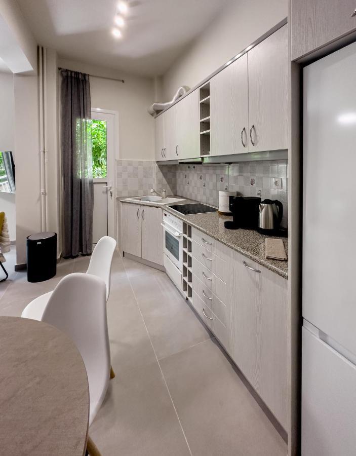 Metro Chic Haven: Modernized Urban Near The Tram Apartment *
