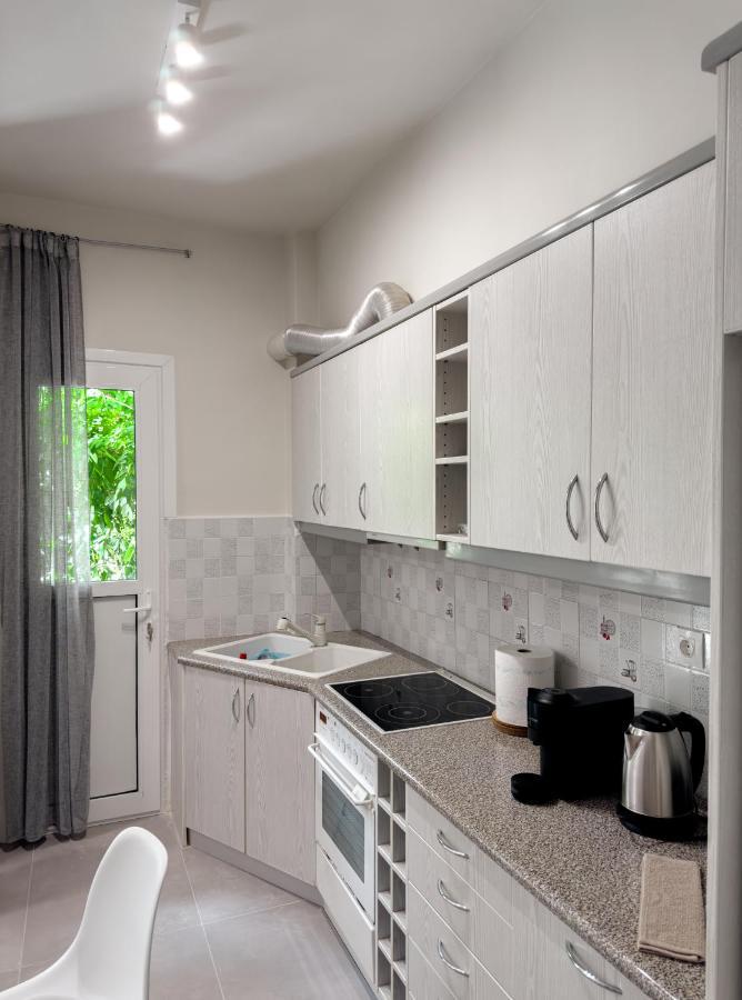 Metro Chic Haven: Modernized Urban Near The Tram Athen