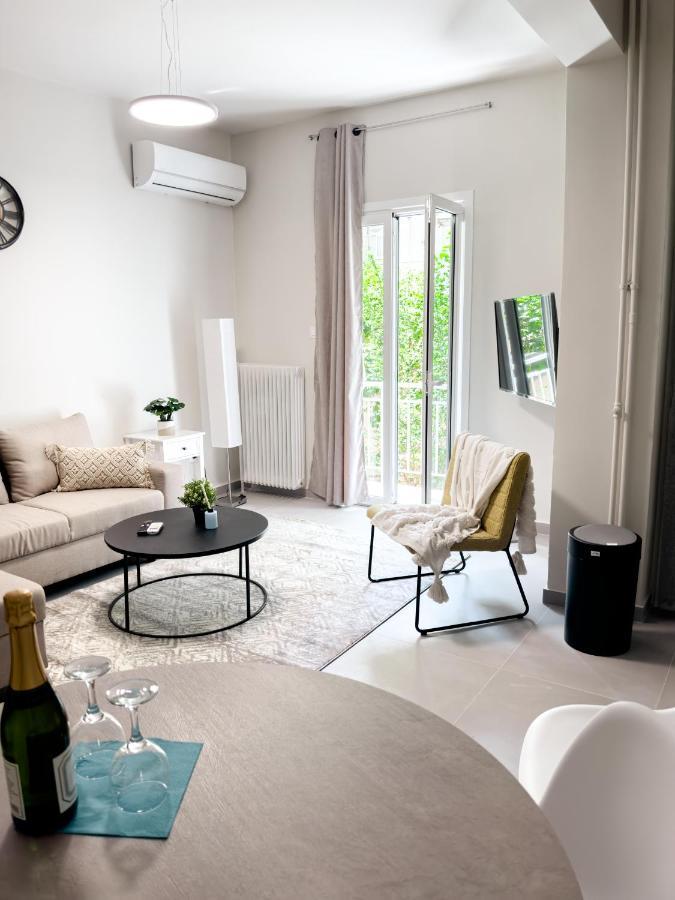Metro Chic Haven: Modernized Urban Near The Tram Apartment *
